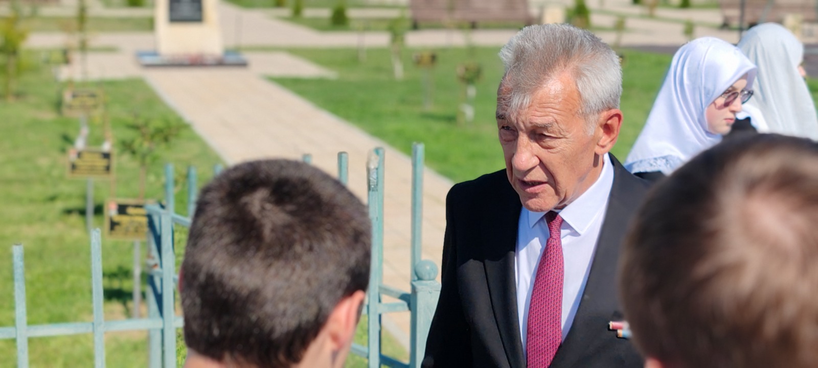 В рамках Всероссийской патриотической акции «Вахта Героев Отечества» сегодня в Кумторкалинском районе гостили герои России Владимир Легошин и Загид Загидов.